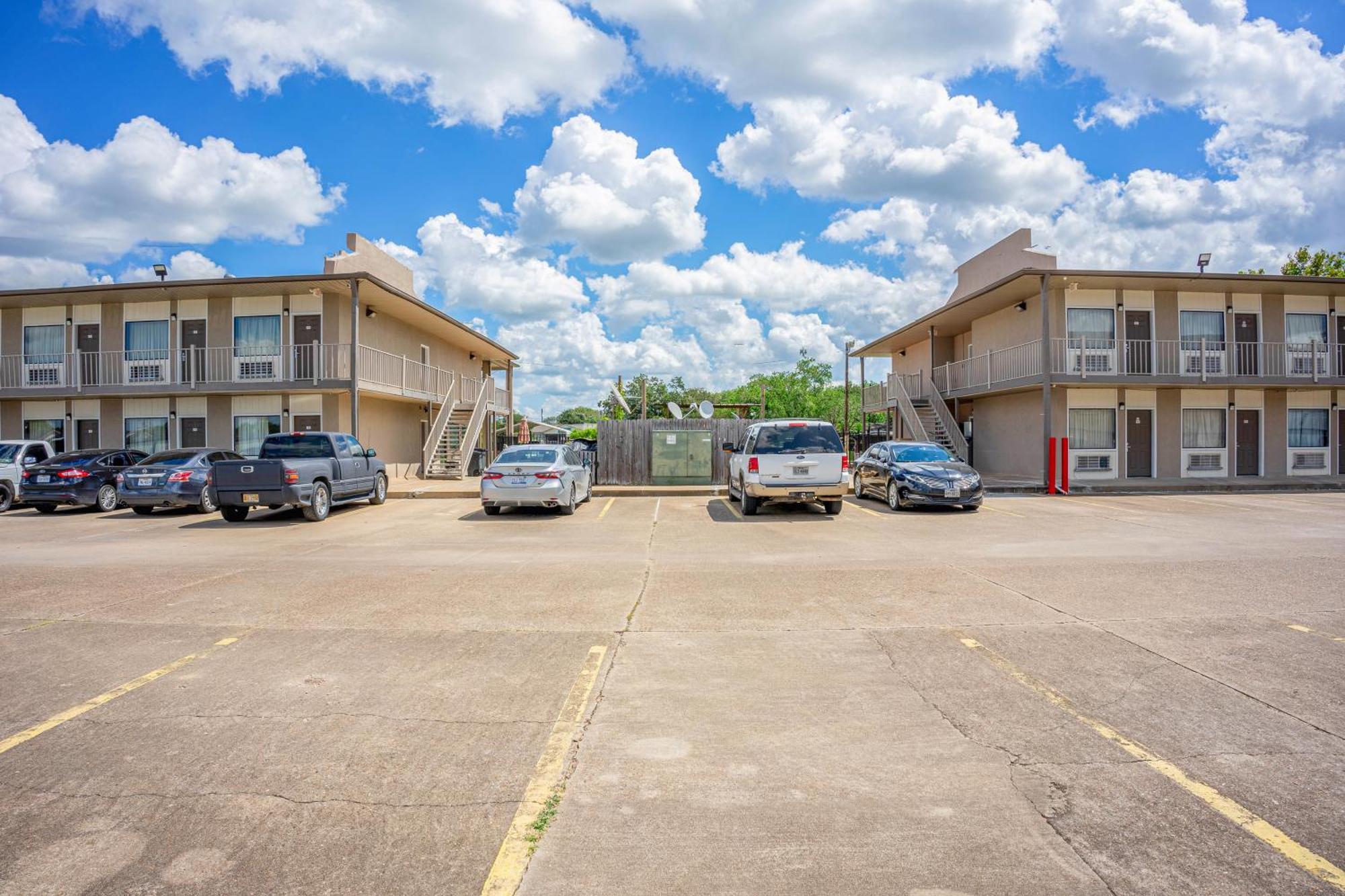 Regency Inn & Suites By Oyo Bay City Tx Dış mekan fotoğraf